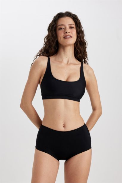 كلوت بكيني قصة عادية