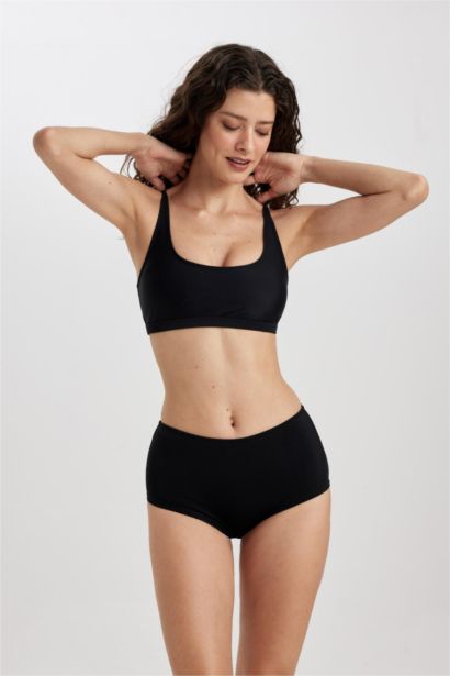 كلوت بكيني قصة عادية