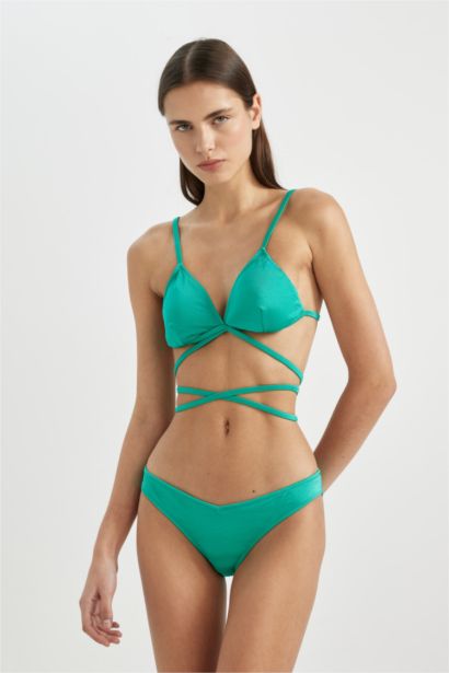 اندر بكيني بقصة عادية من Fall In Love