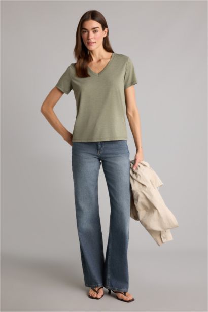 Базовая однотонная футболка Regular Fit с V-образным вырезом и коротким рукавом