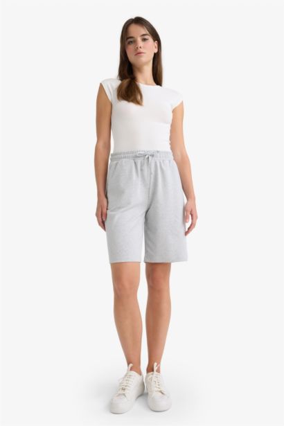 شورت برمودا قصة عادية برجل مستقيم وخصر عادي