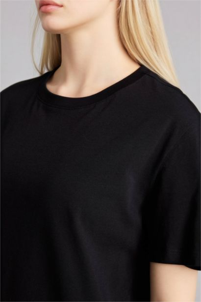 تيشيرت عادي أسود بقصة عادية برقبة مستديرة