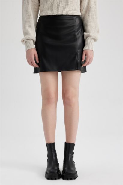 تنورة قصيرة جلد صناعي بقصة مستقيمة