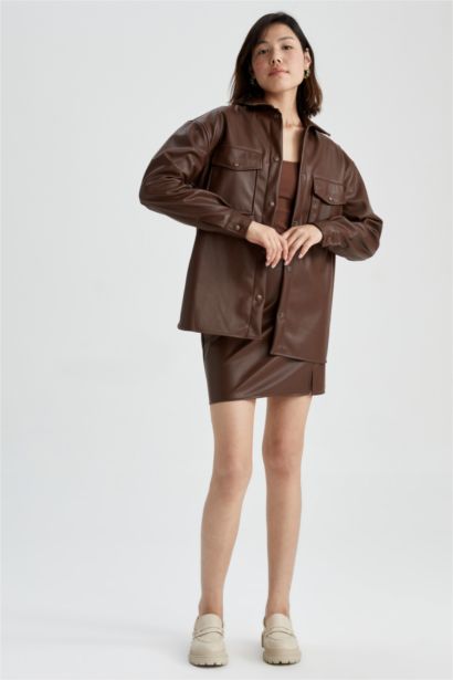 تنورة قصيرة جلد صناعي بقصة مستقيمة