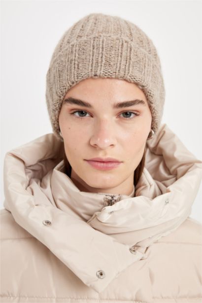 Woman Knitted Beanie