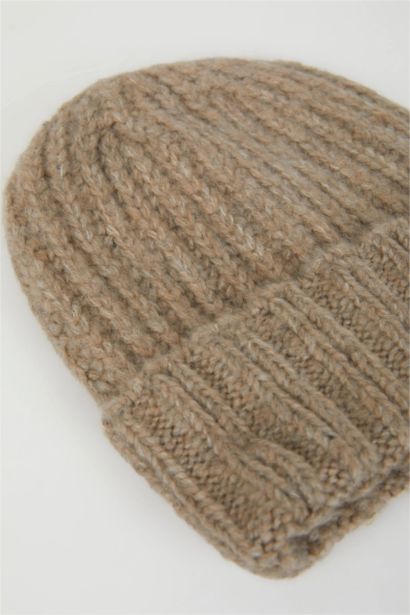 Woman Knitted Beanie