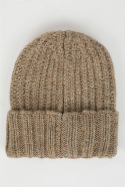 Woman Knitted Beanie