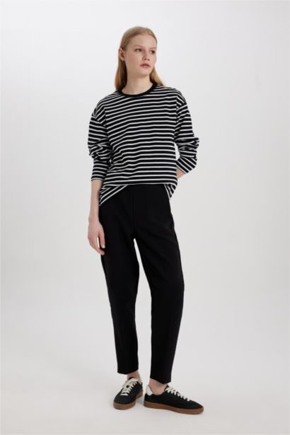 T-shirt à manches longues rayé basique à col rond et à coupe régulière