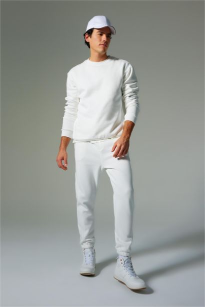 سويت شيرت بقصة عادية وياقة مستديرة