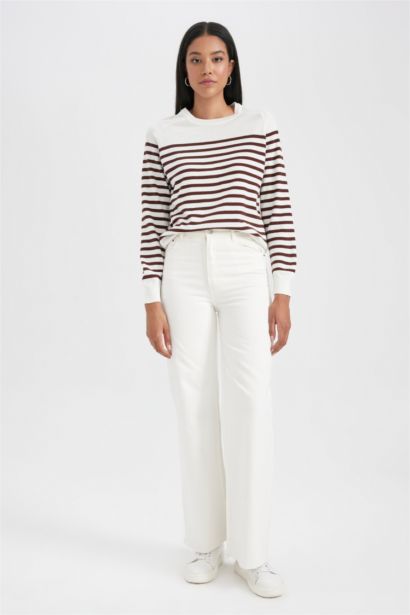 Пуловер стандартного крою з круглим вирізом для жінок