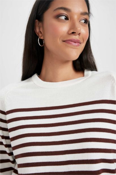 Пуловер стандартного крою з круглим вирізом для жінок