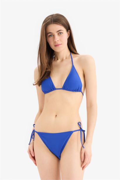 بيكيني سفلي قصة عادية من Fall in Love