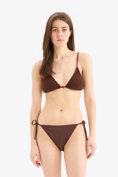 بيكيني سفلي قصة عادية من Fall in Love