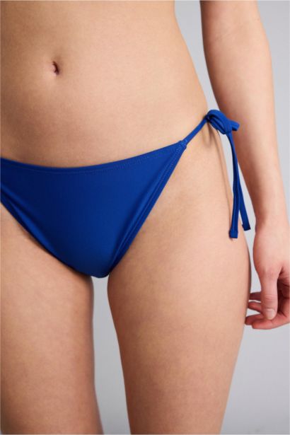 بيكيني سفلي قصة عادية من Fall in Love