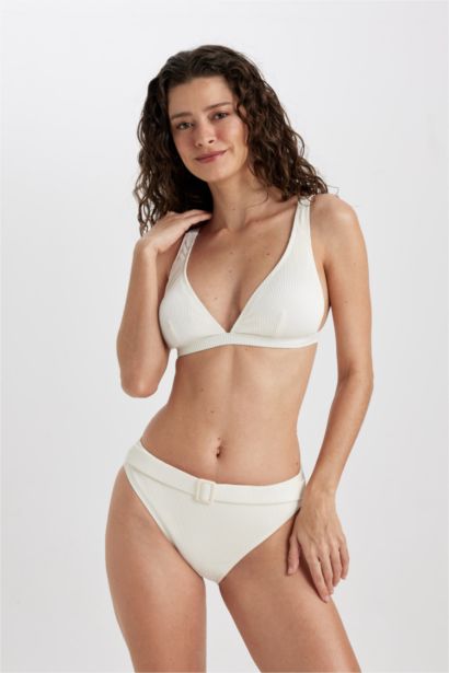 اندر بكيني مضلع قصة عادية من Fall in Love