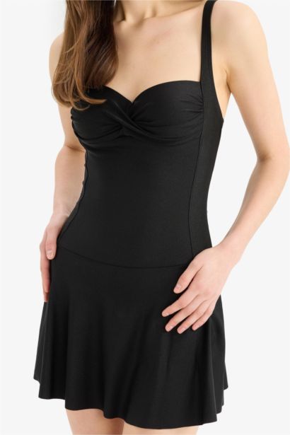 مايو سباحة قصة عادية بتنورة