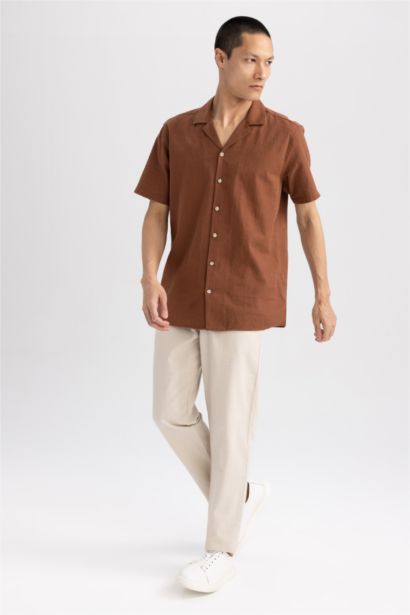 Chemise en coton à manches courtes et col boutonné Coupe moderne