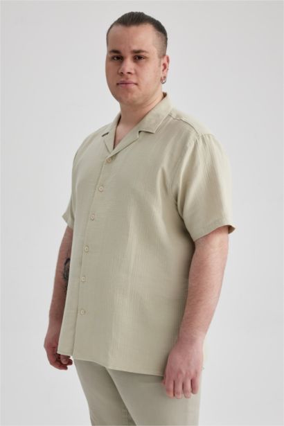 قميص برقبة عالية وقصة عادية