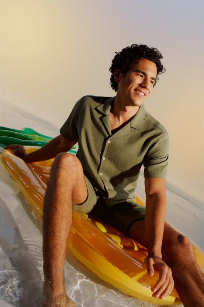 قميص برقبة عالية وقصة عادية