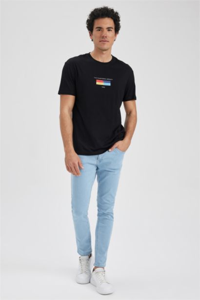 Футболка стандартного кроя с круглым вырезом и принтом