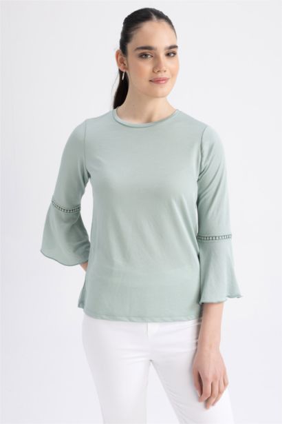 Кофта стандартного крою з круглим вирізом креп для жінок