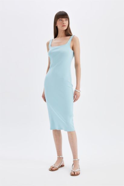 Robe mi-longue moulante en maille côtelée à col carré et bretelles