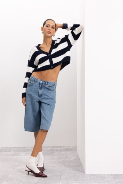 Regular Fit V Yaka Çizgili Düğmeli Triko Hırka