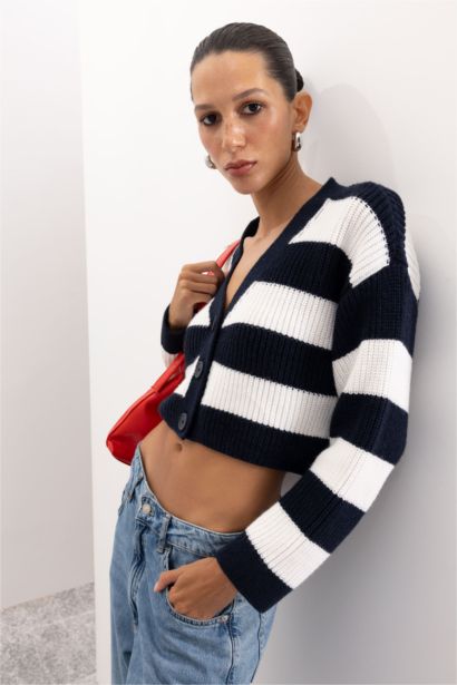 Regular Fit V Yaka Çizgili Düğmeli Triko Hırka