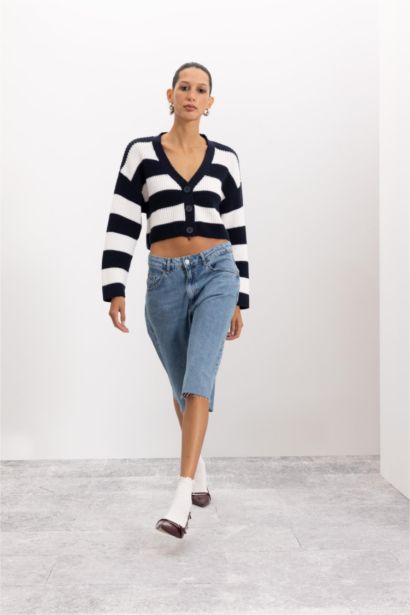 Regular Fit V Yaka Çizgili Düğmeli Triko Hırka