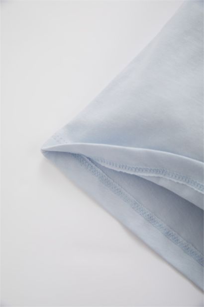 تيشيرت بناتي قصة عادية بطبعة شعار