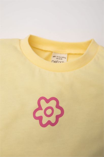 تيشيرت بناتي نص كم بطبعة شعار قصة عادية