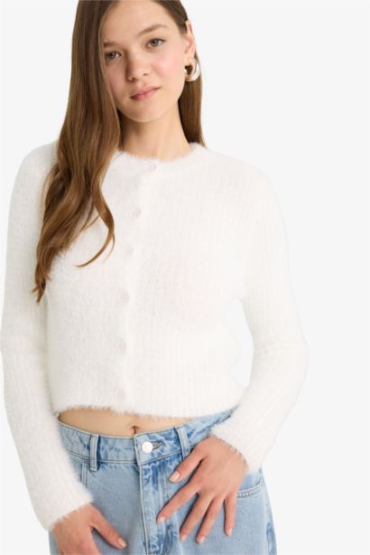 جاكيت تريكو سليم فيت بياخة مستديرة