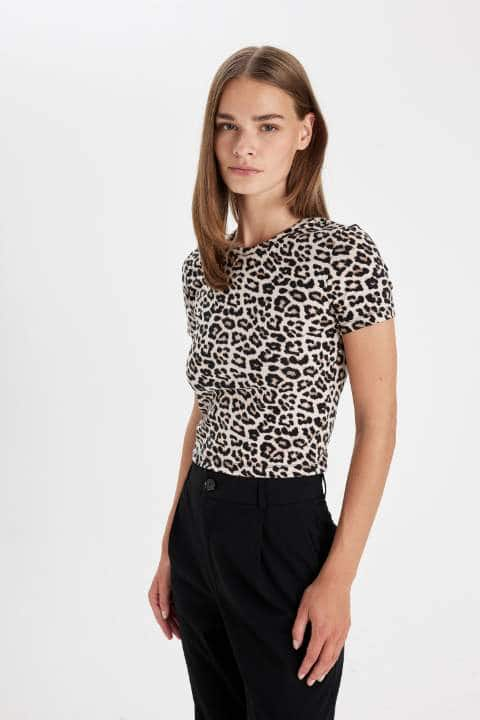 Slim Fit Bisiklet Yaka Leopar Desenli Kısa Kollu Tişört