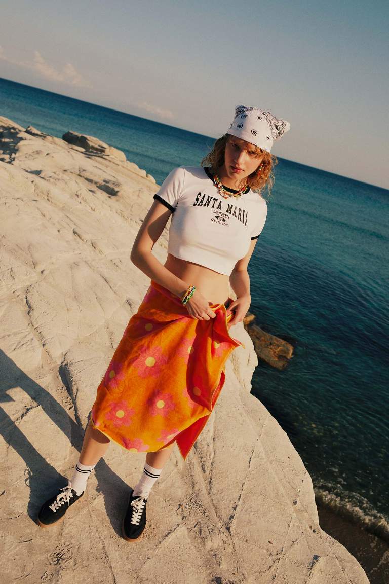 Fitted Bisiklet Yaka Baskılı Kısa Kollu Crop Tişört