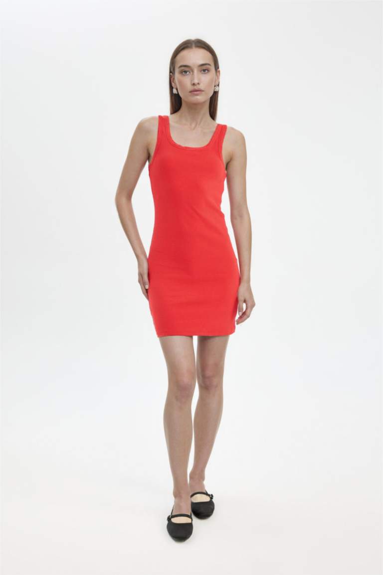 فستان قصير مضلع بحمالات بوديكون بياخة مستديرة