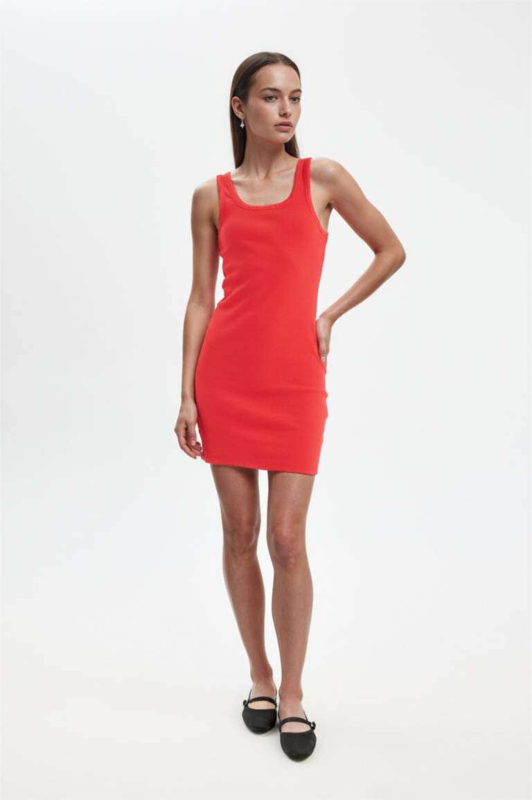 فستان قصير مضلع بحمالات بوديكون بياخة مستديرة