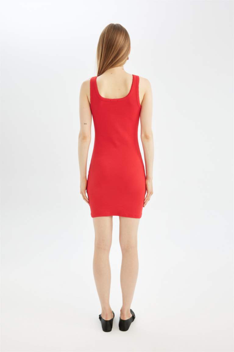 فستان قصير مضلع بحمالات بوديكون بياخة مستديرة