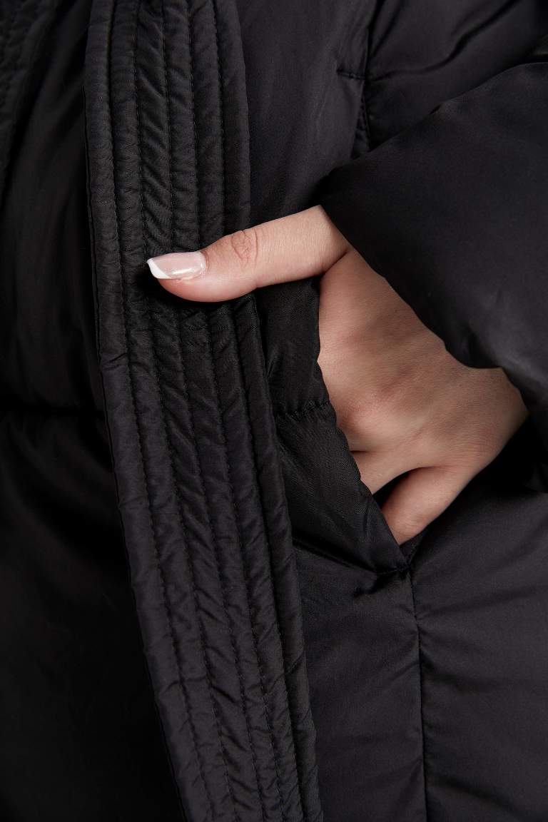 Su İtici Oversize Geniş Kalıp Isı Yalıtımlı Rüzgar Geçirmez  Fermuar Çıtçıt Kapamalı Kemerli Hafif Uzun Şişme Mont