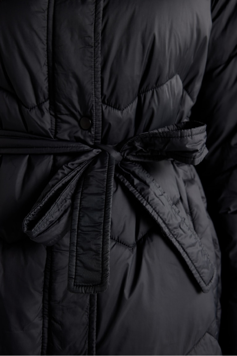 Su İtici Uzun Şişme Mont Parka Oversize Geniş Kalıp Kapüşonlu Kemerli Kapitoneli Fermuarlı Cepli 