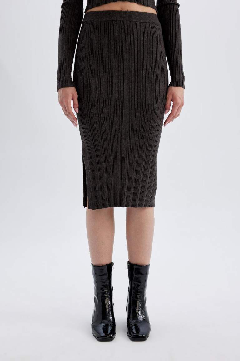 Coool Slim Fit Dar Kesim Basic Düz Yırtmaçlı Triko Midi Etek