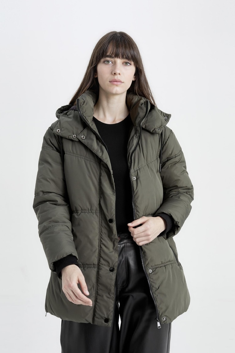 قمصلة نفخ اوفر سايز بغطاء للرأس مقاوم للماء بسحاب