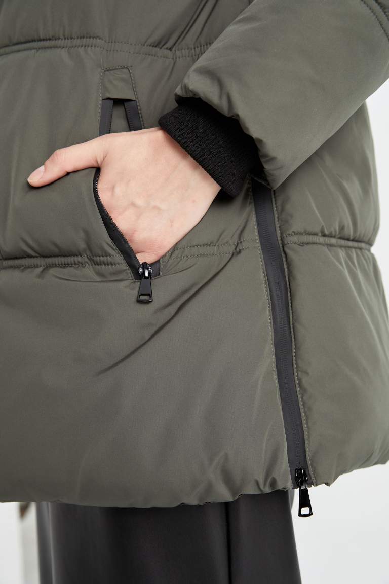 قمصلة نفخ اوفر سايز بغطاء للرأس مقاوم للماء بسحاب