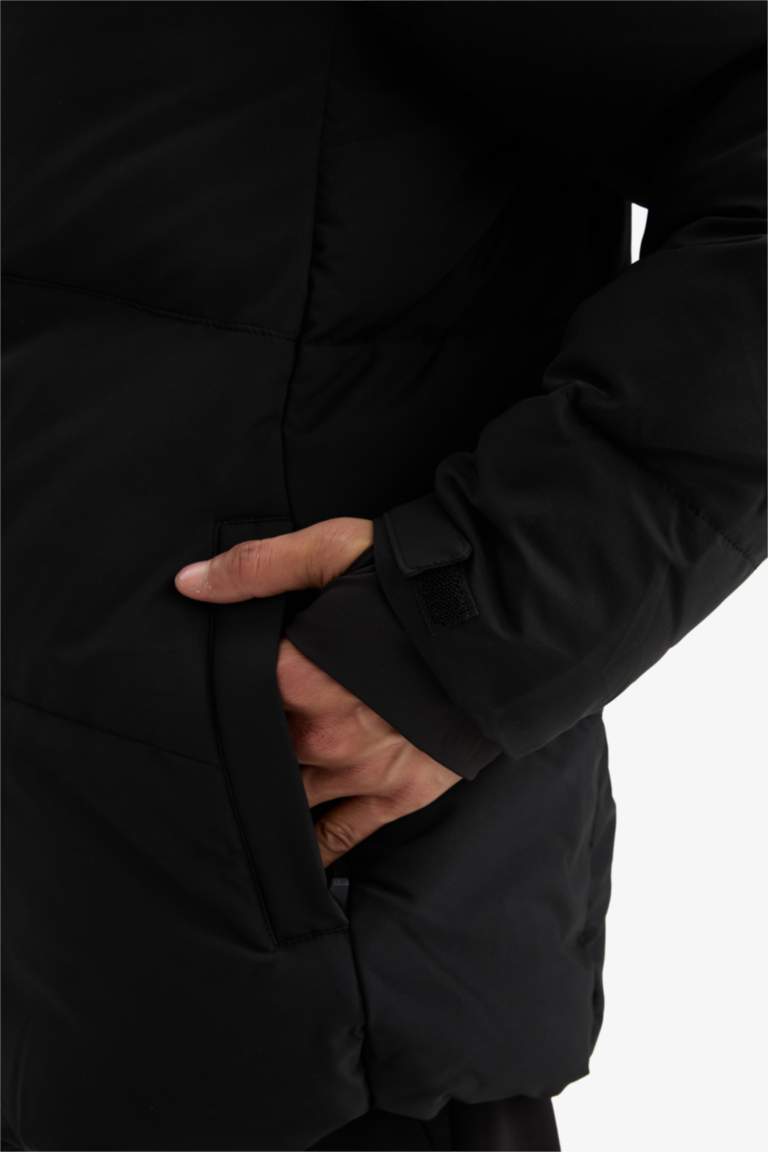 Defactofit Su İtici Rüzgar Geçirmez Slim Fit Dar Kesim Kapüşonlu Fermuarlı Cepli Kışlık Mont