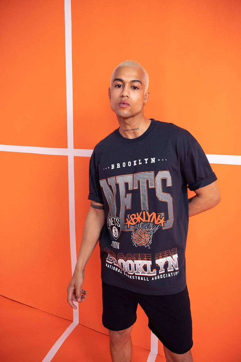 DeFactoFit NBA Brooklyn Nets Oversize Fit Bisiklet Yaka Baskılı %100 Kısa Kollu Pamuk Tişört