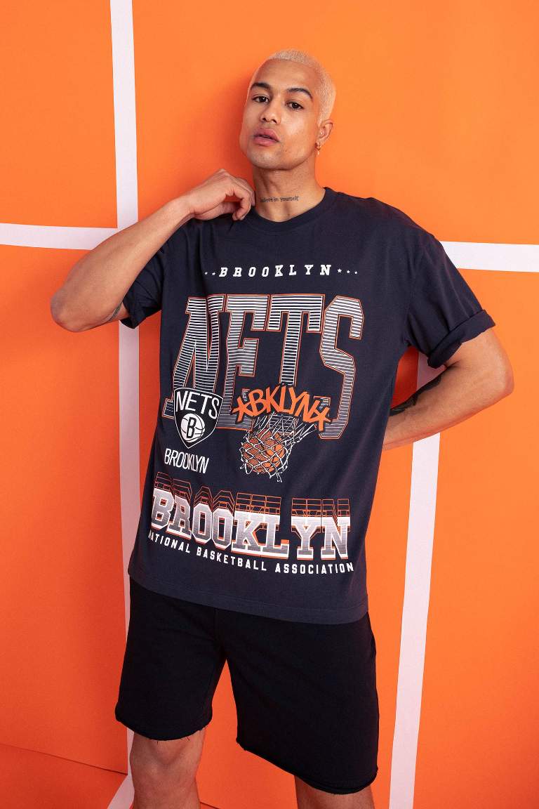 DeFactoFit NBA Brooklyn Nets Oversize Fit Bisiklet Yaka Baskılı %100 Kısa Kollu Pamuk Tişört