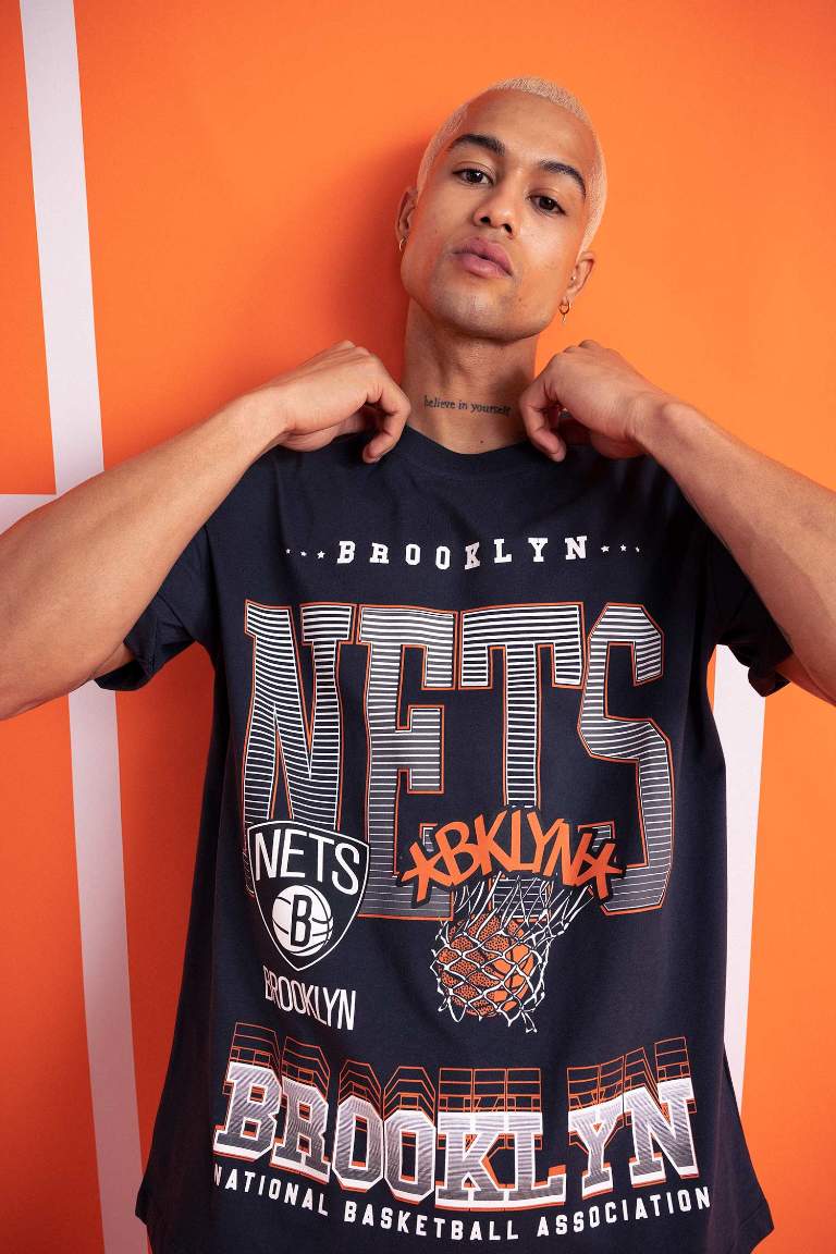 DeFactoFit NBA Brooklyn Nets Oversize Fit Bisiklet Yaka Baskılı %100 Kısa Kollu Pamuk Tişört