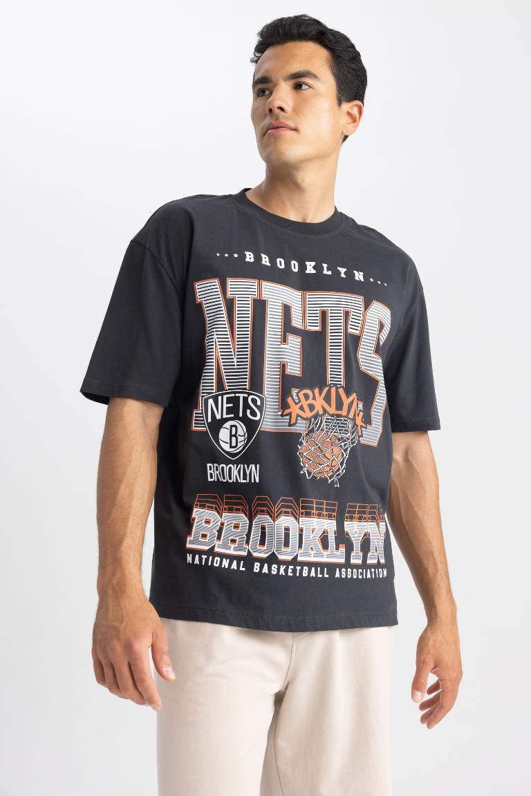 DeFactoFit NBA Brooklyn Nets Oversize Fit Bisiklet Yaka Baskılı %100 Kısa Kollu Pamuk Tişört