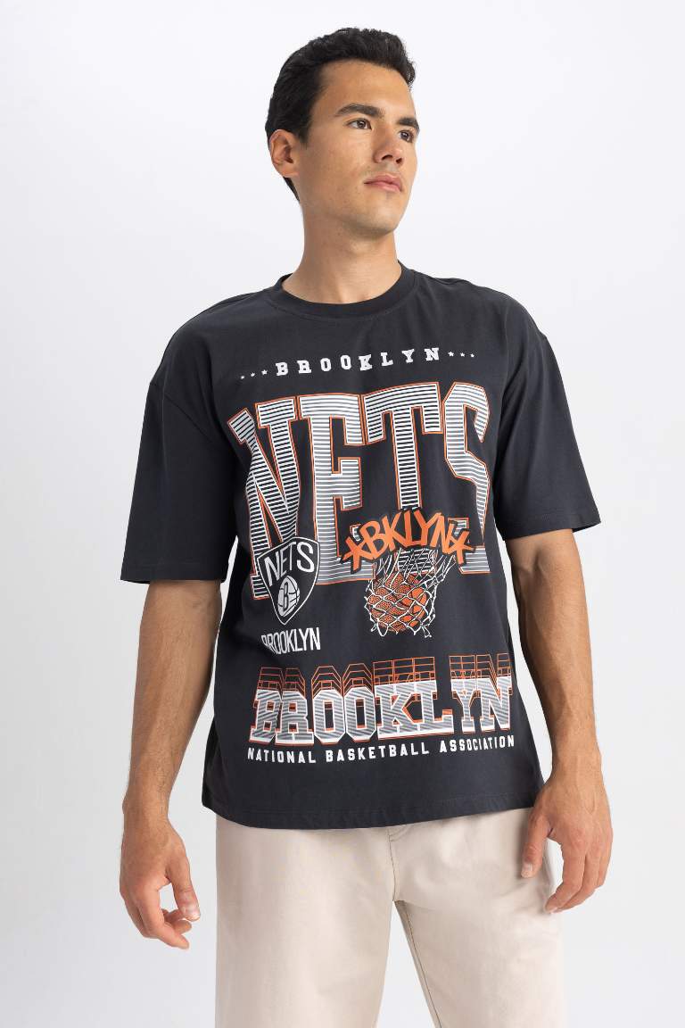 DeFactoFit NBA Brooklyn Nets Oversize Fit Bisiklet Yaka Baskılı %100 Kısa Kollu Pamuk Tişört