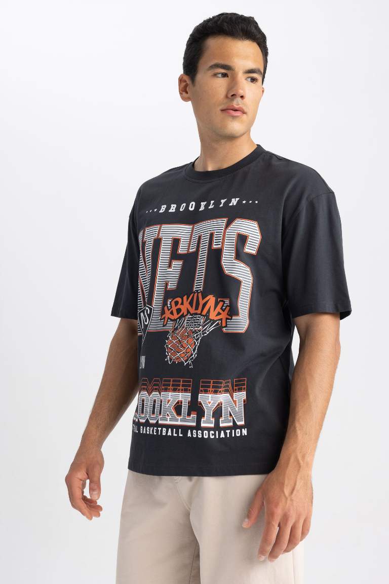 DeFactoFit NBA Brooklyn Nets Oversize Fit Bisiklet Yaka Baskılı %100 Kısa Kollu Pamuk Tişört