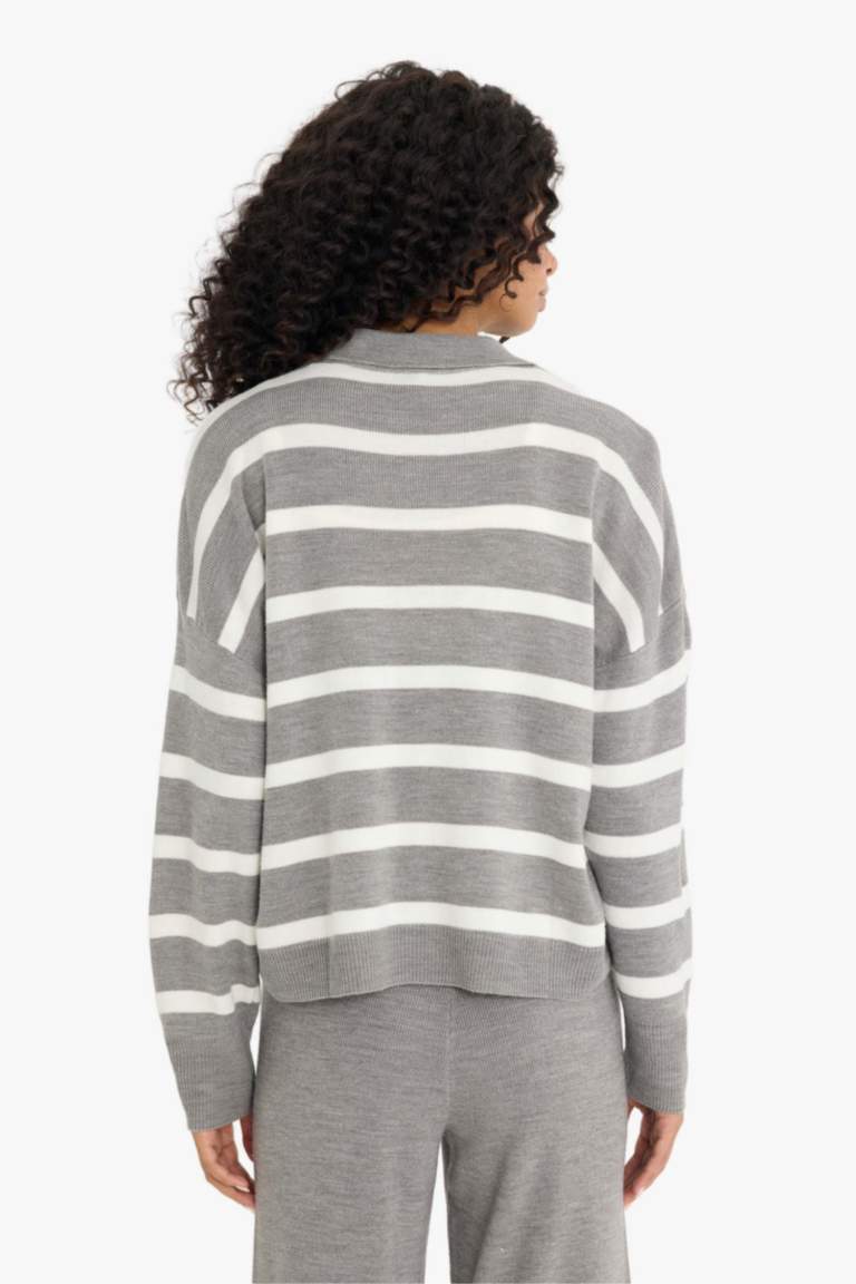 Трикотажный свитер с поло-воротником, расслабленного кроя